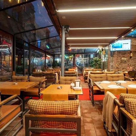 מלון Old Harbour 3*