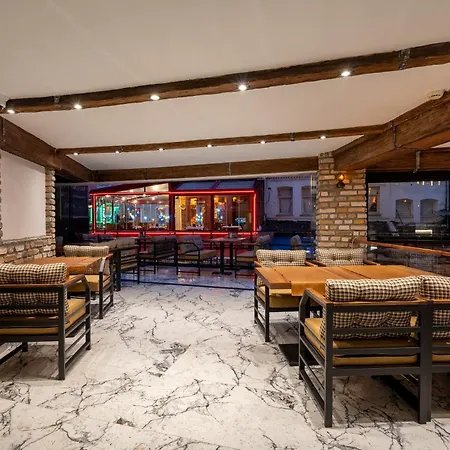 Old Harbour מלון