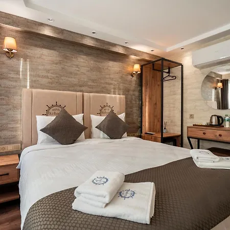 מלון Old Harbour 3*