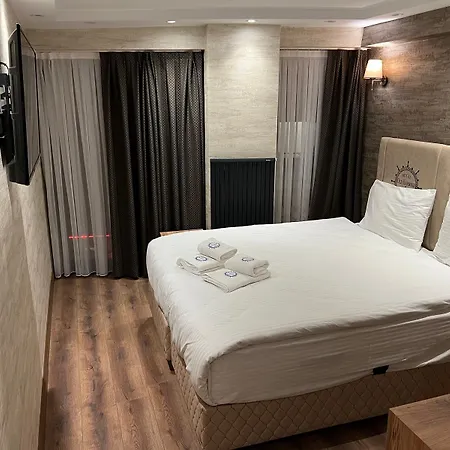 מלון Old Harbour 3*