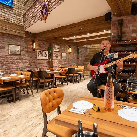 فندق Old Harbour 3*